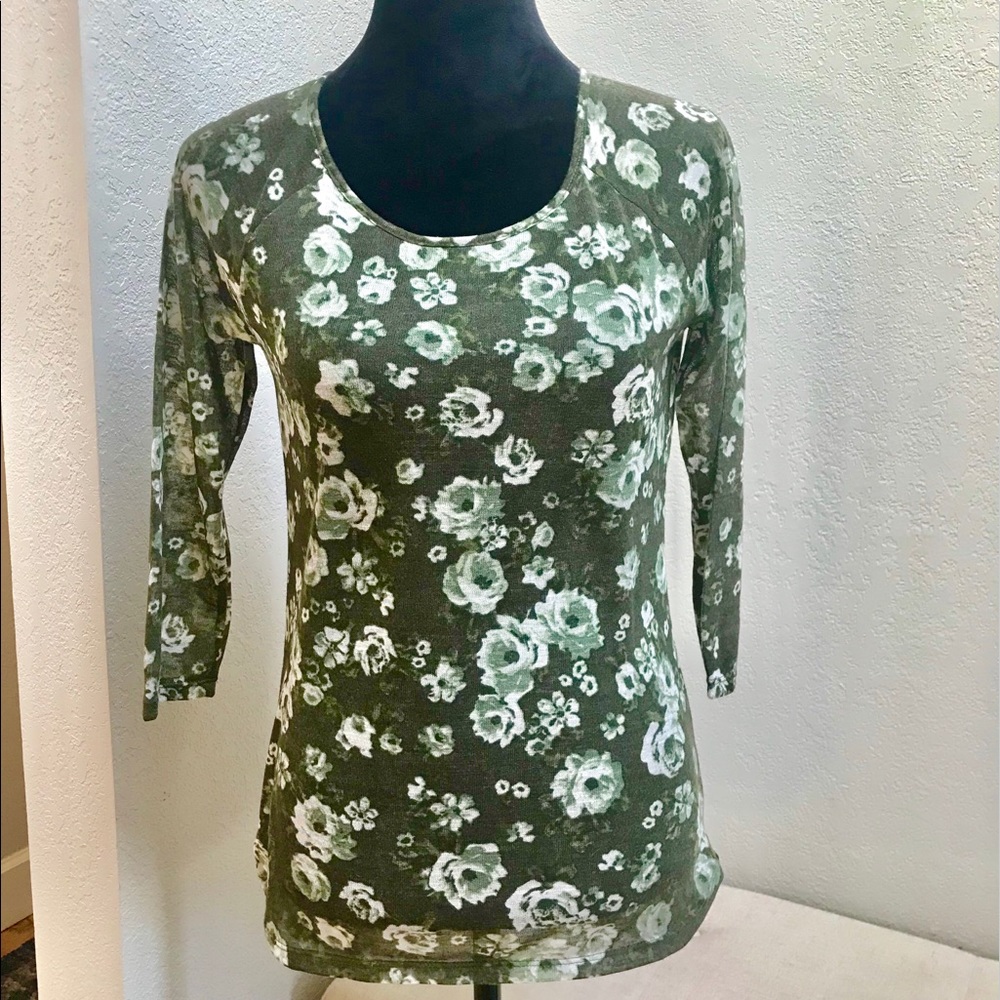 NWOT green and white floral print shirt size s